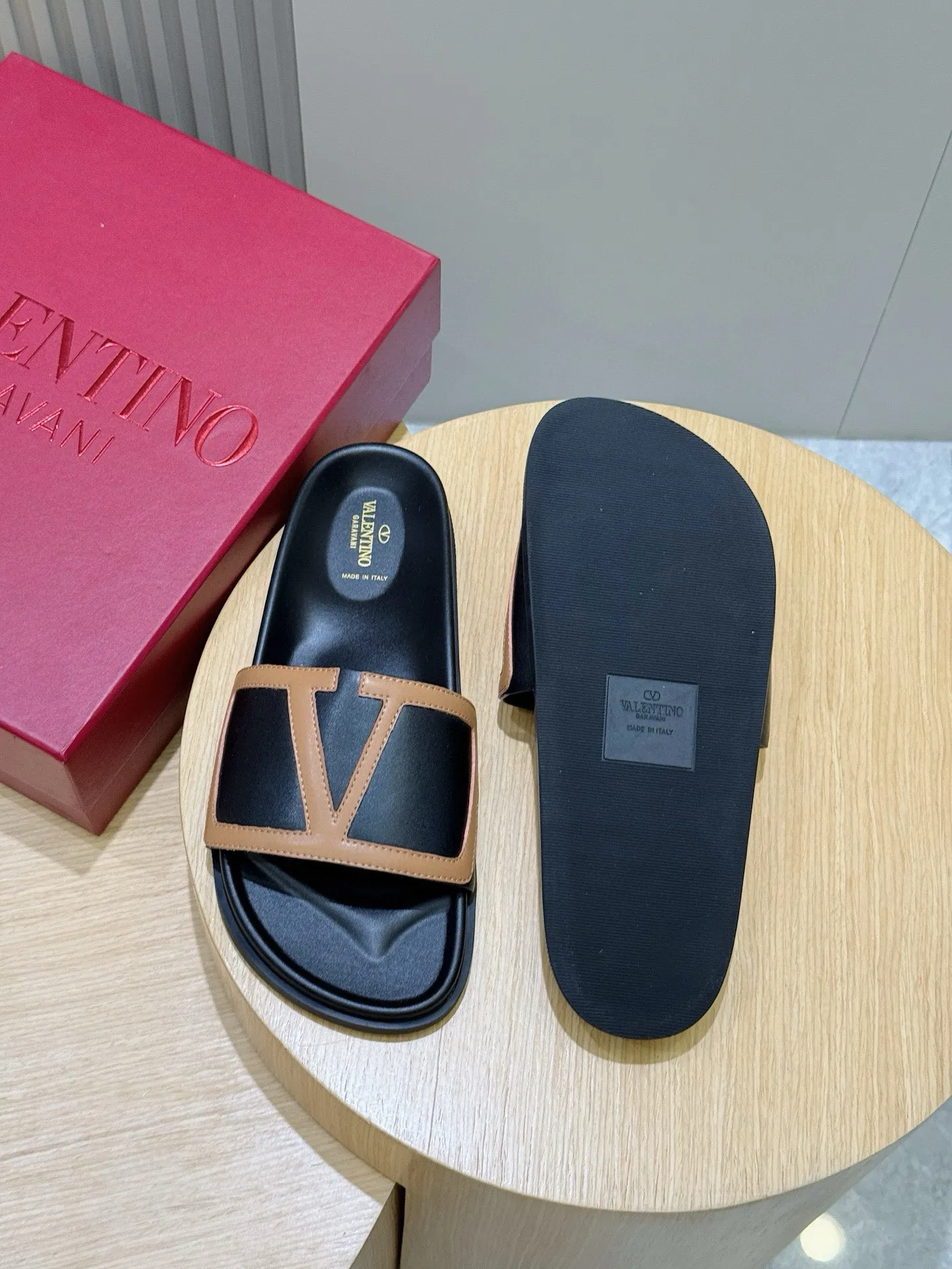 [VALENTINO] Top P: 540💰 Size: 39-44 (customized at 38.45) 🆕2025VLT — Valentino’s latest summer men’s slippers. The use of imported cowhide elements on slippers has been sublimated! It is worthy of recognition both visually and in terms of quality. Excellent quality, comfortable and durable! The embellishment of the perforated V hardware on the toe adds a sense of fashion! Cowhide feet